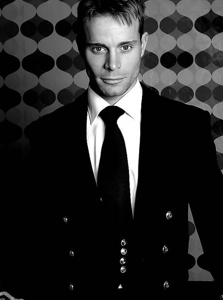 Gespierde Neil Stevens speelt buiten met zijn pik