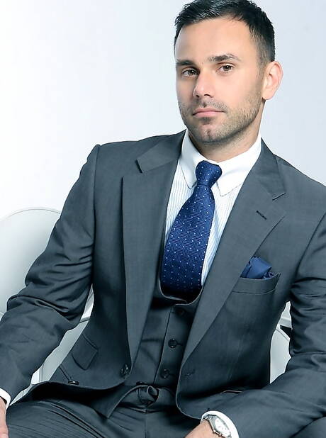 O garanhão americano peludo Conner Habib exibe um corpo perfeito