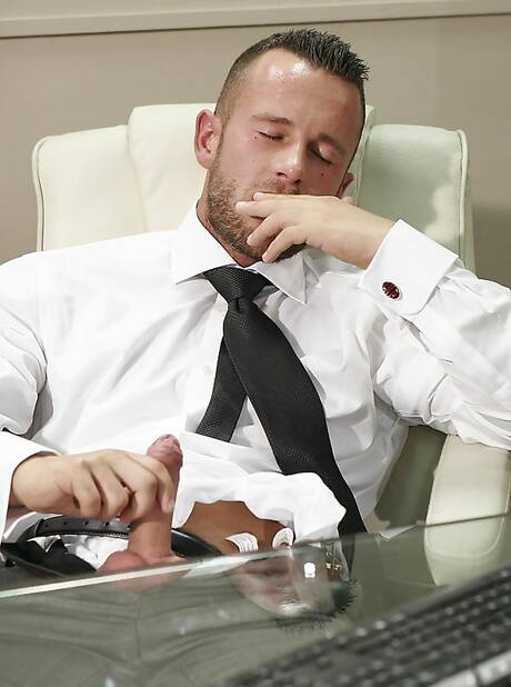 O super garanhão Ben Brown se masturbando