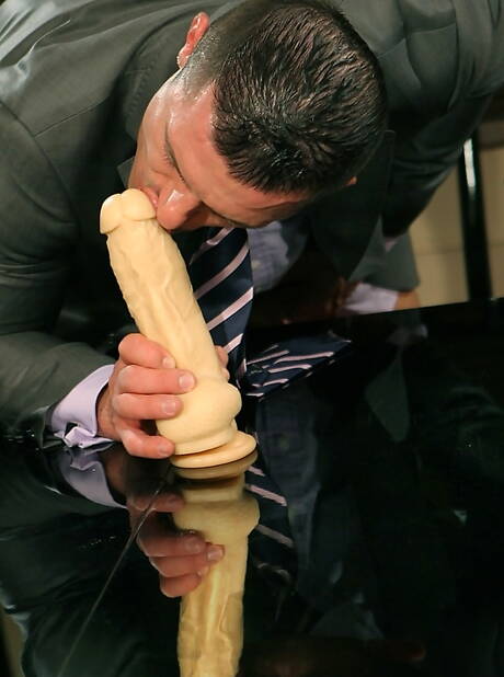 Mięśniak Rob Nelson drażni się z zabawką erotyczną