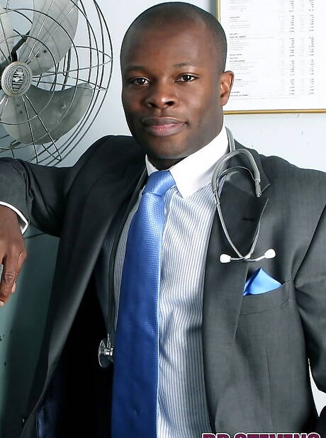 Zwarte stoere kerel Neil Stevens heeft een hete koppelscène