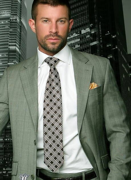 O musculoso americano Kyle King posando nu e mostrando uma bela bunda