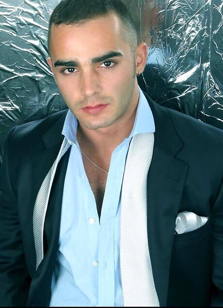 強壯的公牛 Adrian Toledo 全裸出鏡，秀出緊實的臀部