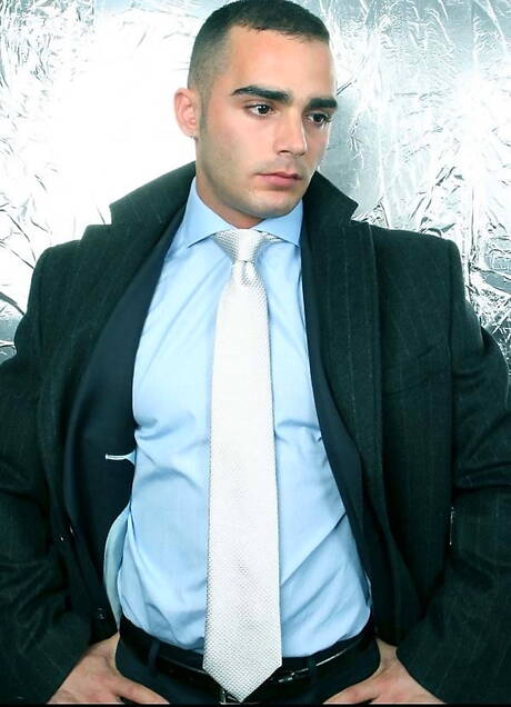 強壯的公牛 Adrian Toledo 全裸出鏡，秀出緊實的臀部