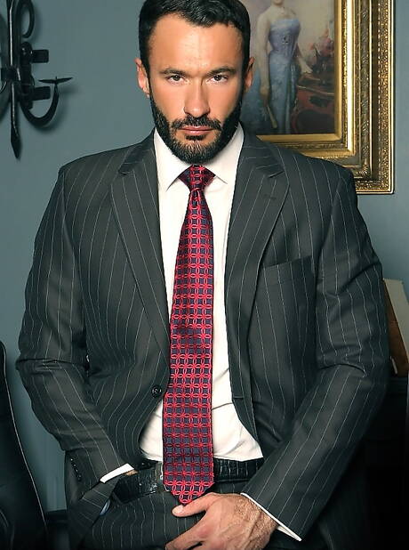 El oso gay Wilfried Knight se burla de su polla