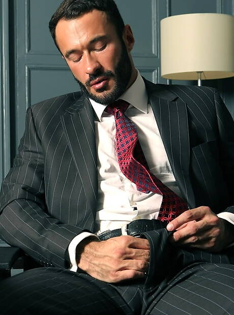 El oso gay Wilfried Knight se burla de su polla