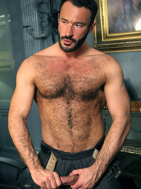 El oso gay Wilfried Knight se burla de su polla