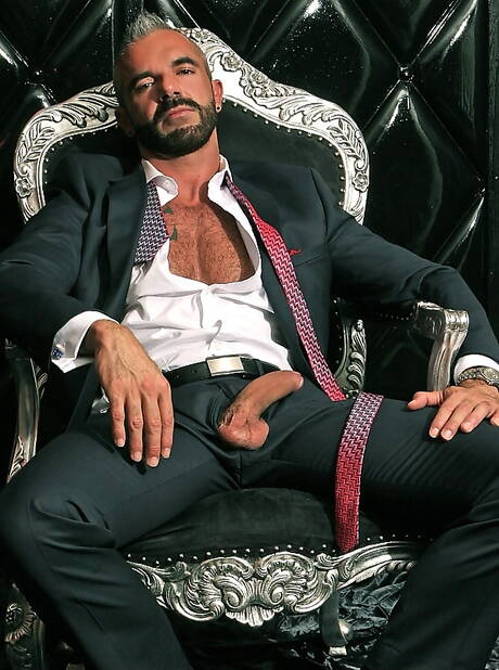 Il culturista Samson Stone posa nudo e mostra il suo sedere caldo