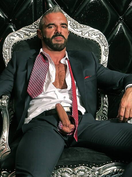 Il culturista Samson Stone posa nudo e mostra il suo sedere caldo