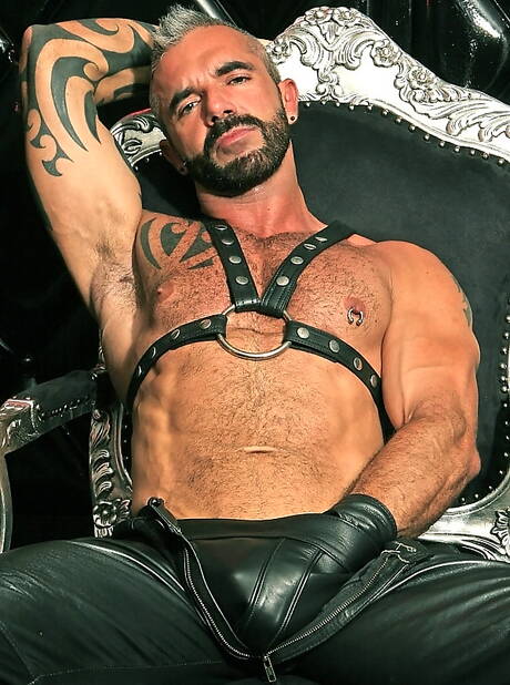 Bodybuilder Samson Stone posing naked and showing hot butt