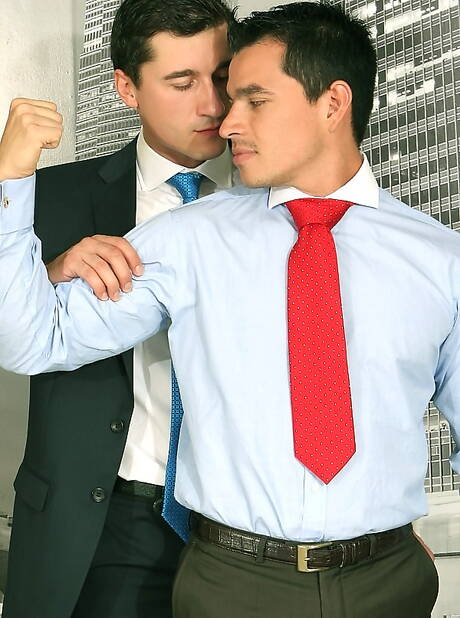 Alec Hills, Eliad Anastos e Jay Roberts em uma foda anal a três