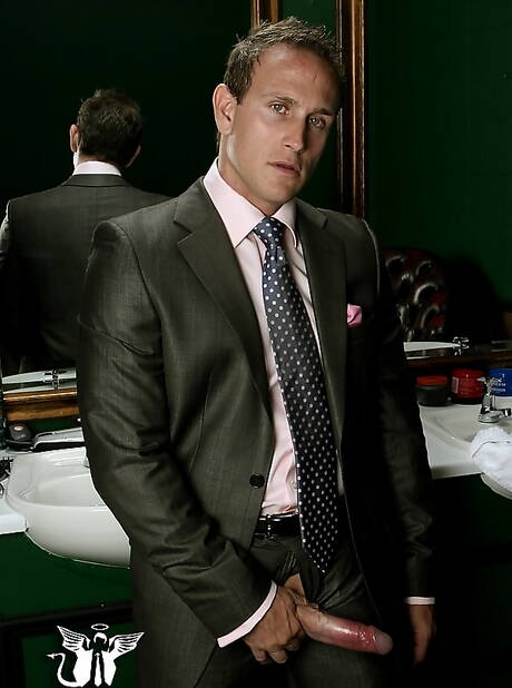 Bull Alejandro zieht sich aus und zeigt seinen Hintern in der Badewanne