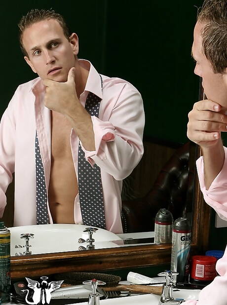 Bull Alejandro zieht sich aus und zeigt seinen Hintern in der Badewanne