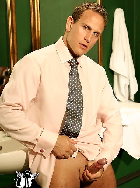 Bull Alejandro zieht sich aus und zeigt seinen Hintern in der Badewanne