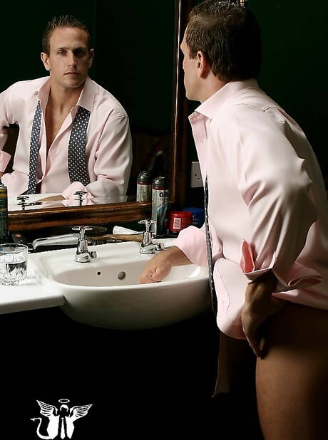 Bull Alejandro zieht sich aus und zeigt seinen Hintern in der Badewanne