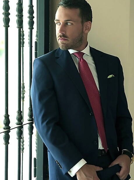 Le beau mec Logan Moore et son pote séduisant Xavi Duran baisent après avoir sucé une bite en extérieur