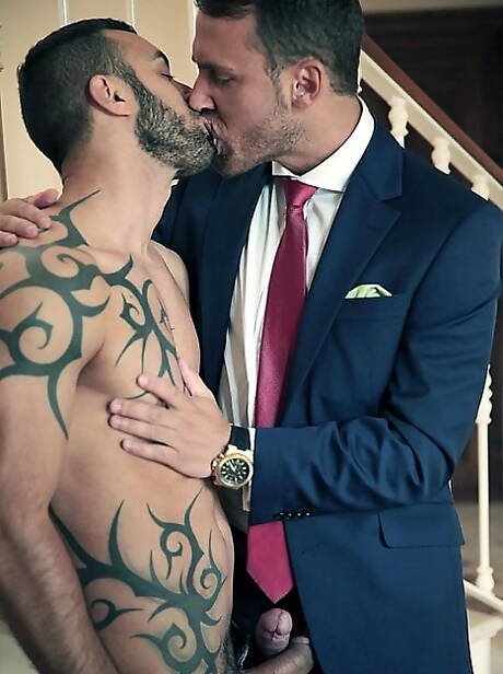 Le beau mec Logan Moore et son pote séduisant Xavi Duran baisent après avoir sucé une bite en extérieur