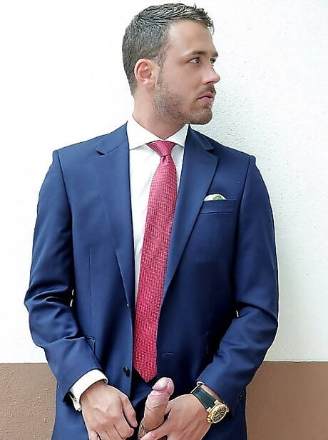 Le beau mec Logan Moore et son pote séduisant Xavi Duran baisent après avoir sucé une bite en extérieur