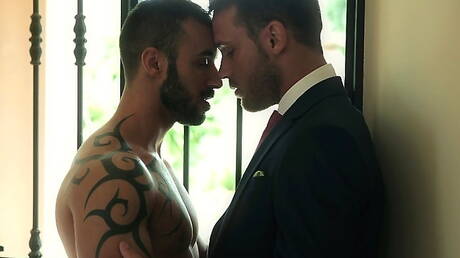 Le beau mec Logan Moore et son pote séduisant Xavi Duran baisent après avoir sucé une bite en extérieur