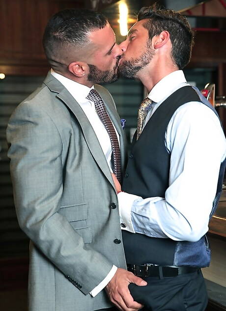 Der reife Latino-Bär Denis Vega und der spanische Otter Massimo Piano haben eine heiße Paarszene