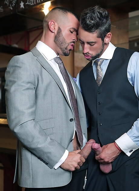 Der reife Latino-Bär Denis Vega und der spanische Otter Massimo Piano haben eine heiße Paarszene