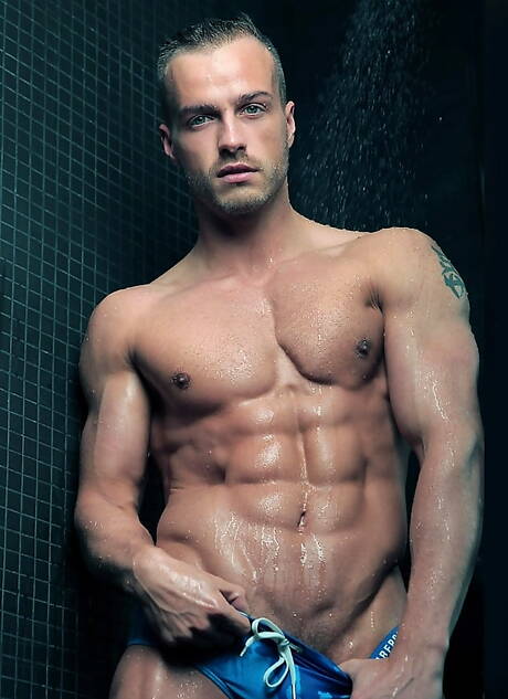 Der starke Bulle Jamie Blyton zeigt unter der Dusche einen Muskelkörper