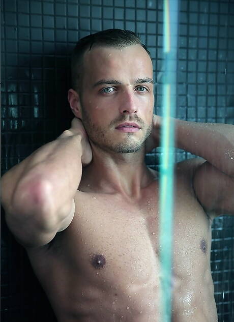 Der starke Bulle Jamie Blyton zeigt unter der Dusche einen Muskelkörper