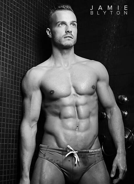 Der starke Bulle Jamie Blyton zeigt unter der Dusche einen Muskelkörper
