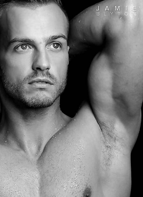 Der starke Bulle Jamie Blyton zeigt unter der Dusche einen Muskelkörper