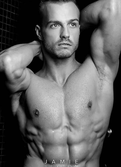 Der starke Bulle Jamie Blyton zeigt unter der Dusche einen Muskelkörper