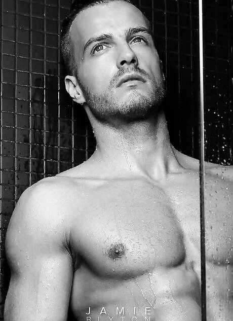 Der starke Bulle Jamie Blyton zeigt unter der Dusche einen Muskelkörper