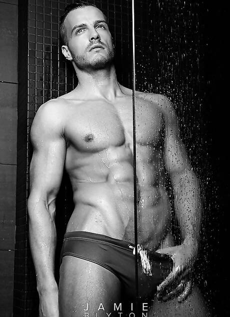 Der starke Bulle Jamie Blyton zeigt unter der Dusche einen Muskelkörper