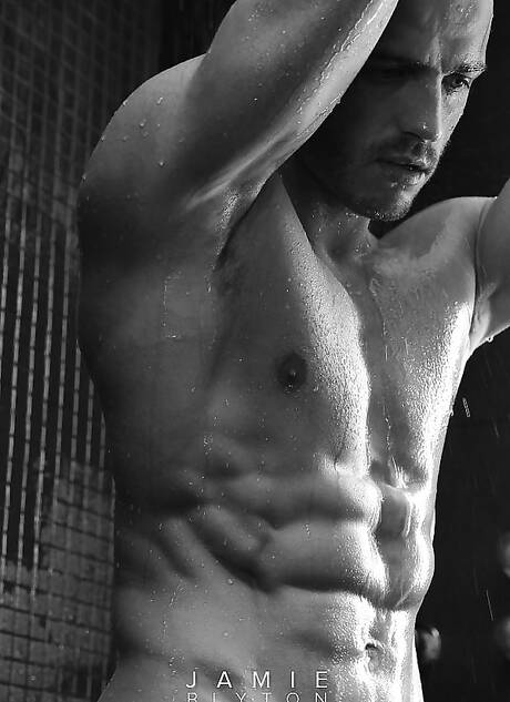 Der starke Bulle Jamie Blyton zeigt unter der Dusche einen Muskelkörper