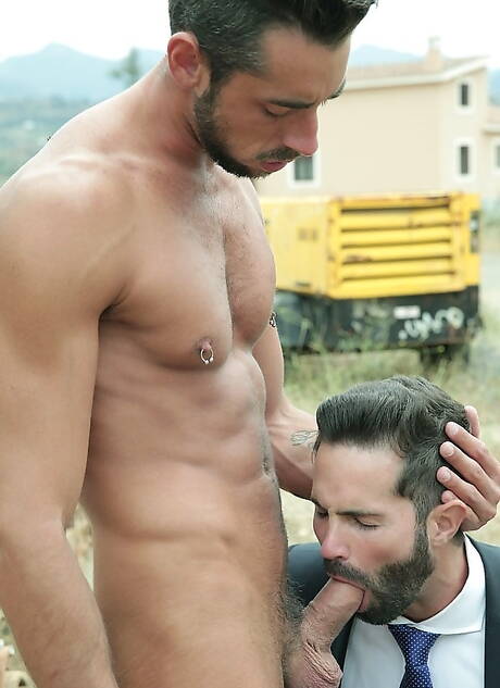 O urso espanhol Dani Robles e o garanhão peludo espanhol Massimo Piano transando depois de chupar um pau ao ar livre