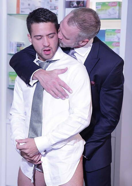 Der sexy Dallas Steele und der sinnliche Robbie Rojo in einer heißen Homosexuellenszene