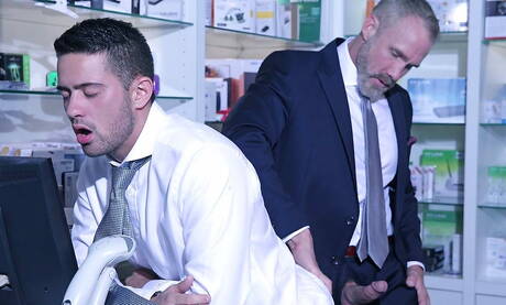 Der sexy Dallas Steele und der sinnliche Robbie Rojo in einer heißen Homosexuellenszene