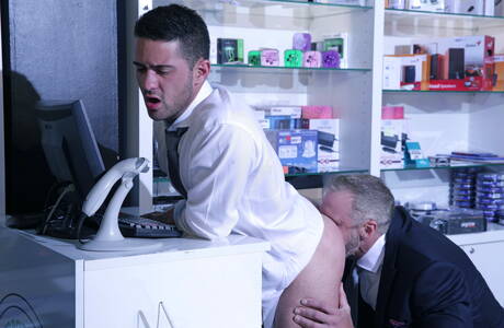 Der sexy Dallas Steele und der sinnliche Robbie Rojo in einer heißen Homosexuellenszene