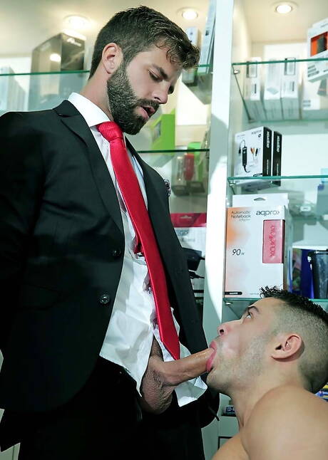 O super garanhão Hector De Silva e o musculoso Robbie Rojo fodendo uma bunda