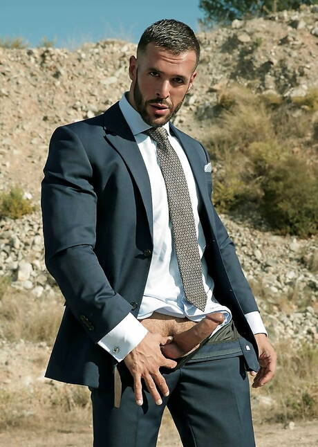 Spanish bear Denis Vega and spanish beefy Klein Kerr in hot anal sex outdoor