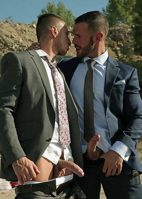 Spanish bear Denis Vega and spanish beefy Klein Kerr in hot anal sex outdoor