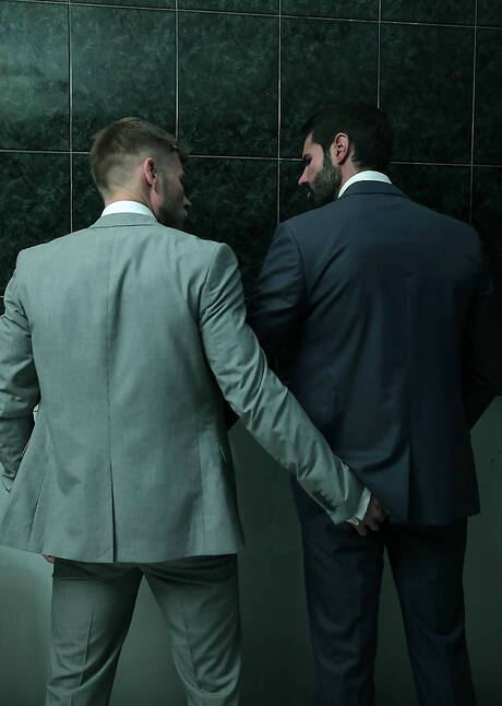 Spaanse beer Dani Robles en gespierde Matthew Anders neuken kont na het zuigen in de badkamer