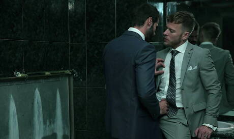 Spaanse beer Dani Robles en gespierde Matthew Anders neuken kont na het zuigen in de badkamer