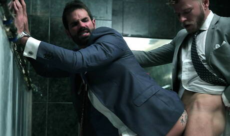 Spaanse beer Dani Robles en gespierde Matthew Anders neuken kont na het zuigen in de badkamer