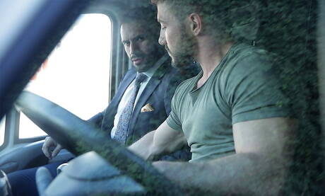 フレックスとイタリアの雄牛マルコ・ルビが熱いお尻を屋外で強打