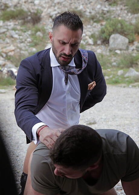 Flex e o touro italiano Marco Rubi em uma foda anal gostosa ao ar livre