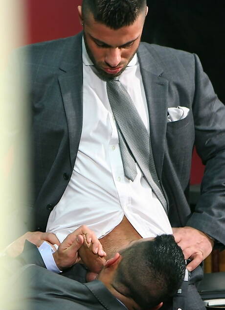 Der italienische Bulle Alex Marte und Pablo Nunez ficken nach dem Saugen in den Arsch