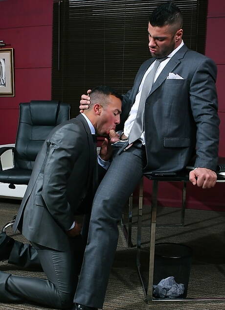 Der italienische Bulle Alex Marte und Pablo Nunez ficken nach dem Saugen in den Arsch