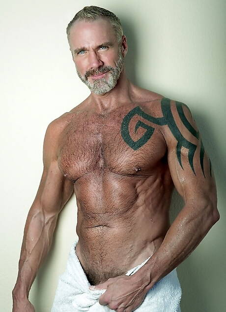 El hombre fuerte estadounidense Dallas Steele y el cachas holandés Logan Moore se follan el culo después de chuparlo al aire libre