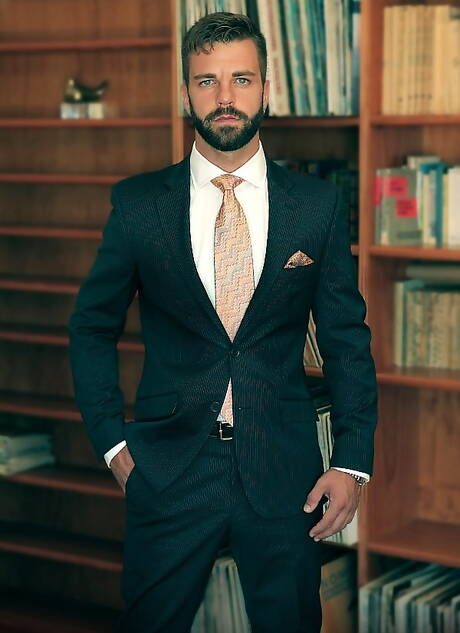 O garanhão português Hector De Silva e a lontra espanhola Massimo Piano em cena homossexual quente