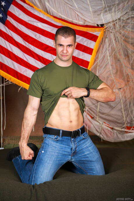 アメリカ人の筋肉質なカイラー・ドレイクと筋肉質なJCハントのフェラチオシーン